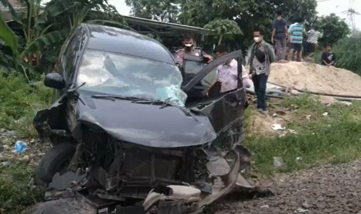 Daihatsu Xenia Ringsek Ditabrak Kereta Api di Cilegon, 3 Karyawan Bank Luka-Luka