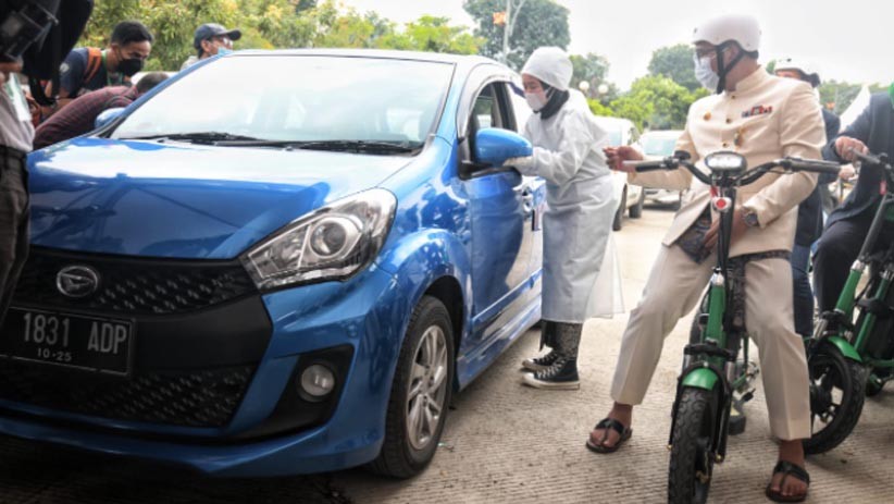 Pakai Skuter Listrik, Ridwan Kamil Tinjau Vaksinasi Covid-19 Pengemudi Ojek Online - Bagian 2