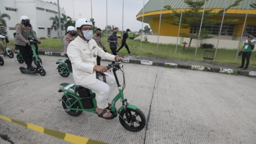 Pakai Skuter Listrik, Ridwan Kamil Tinjau Vaksinasi Covid-19 Pengemudi Ojek Online - Bagian 1