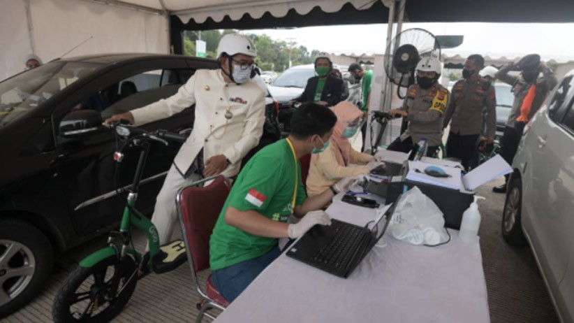 Pakai Skuter Listrik, Ridwan Kamil Tinjau Vaksinasi Covid-19 Pengemudi Ojek Online - Bagian 3