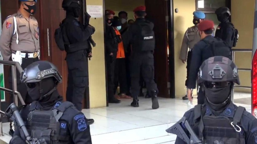 Kepala Ditutup Kain dan Kaki Dirantai, Terduga Teroris Dibawa Densus 88 ke Jakarta - Bagian 4