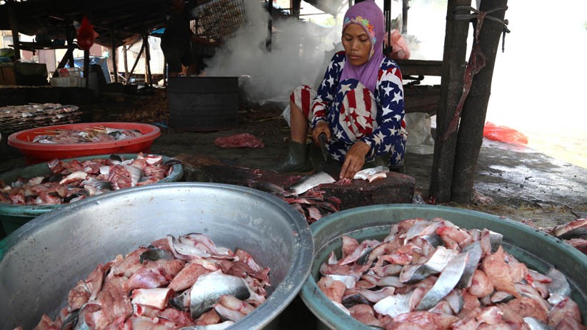 Menikmati Ikan Asap Khas Nelayan Tradisional Pesisir Kenjeran Surabaya  - Bagian 5