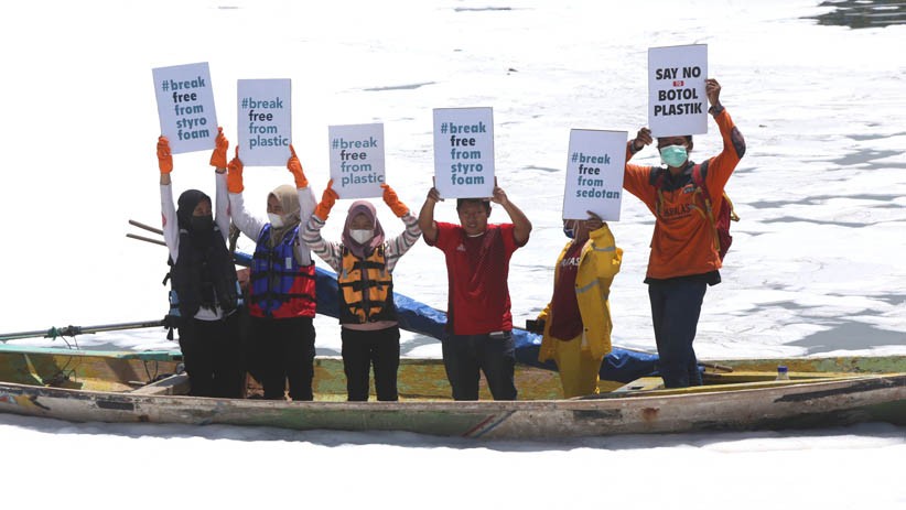 Aktivis Lingkungan Uji Kualitas Air Penuh Busa Tercemar Limbah - Bagian 3