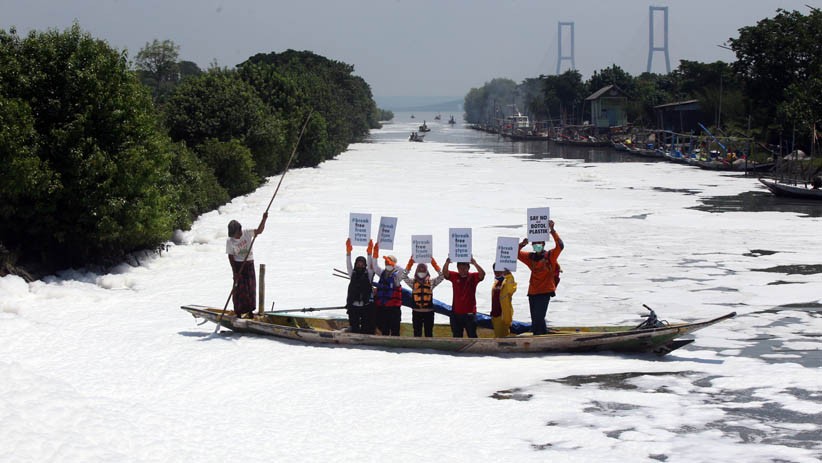 Aktivis Lingkungan Uji Kualitas Air Penuh Busa Tercemar Limbah - Bagian 2