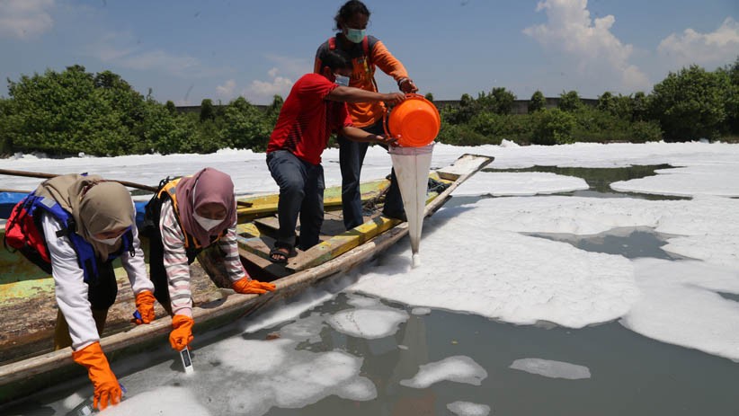 Aktivis Lingkungan Uji Kualitas Air Penuh Busa Tercemar Limbah - Bagian 4