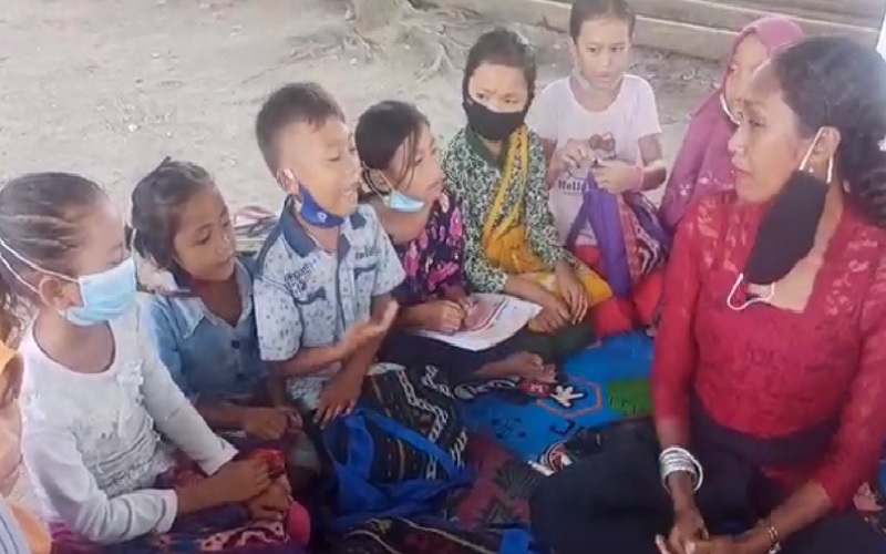 Belajar di Bawah Pohon, Anak-Anak di Lombok Ini Kuasai 5 Bahasa Asing
