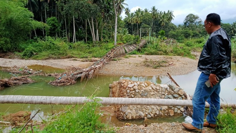 Jembatan di Pasaman Putus  Diterjang Banjir, Mobilitas Warga Terganggu