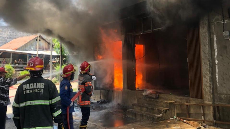 Rumah Penjual Gas dan Minyak Tanah di Padang Terbakar, Warga Panik