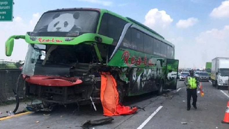 Kecelakaan Maut Bus Patas Tabrak Truk Di Tol Sumo 1 Tewas 4 Luka Luka Bagian 1