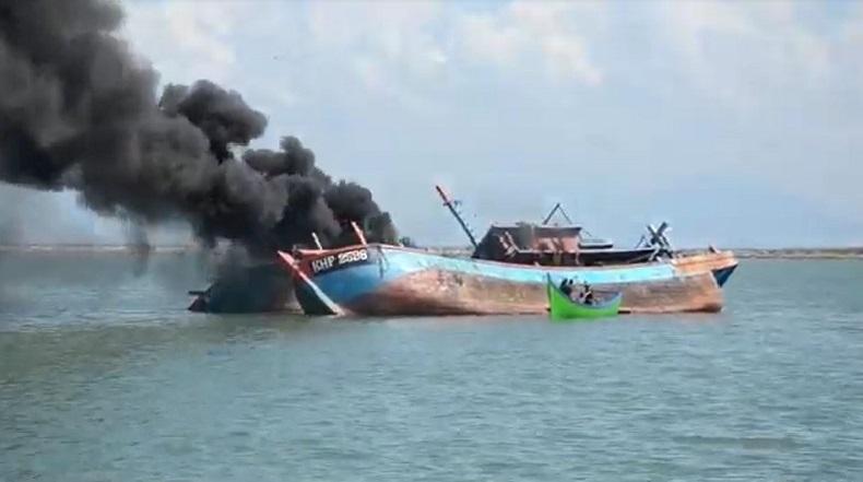 Sudah Inkracht, 2 Kapal Bendera Malaysia yang Curi Ikan di Selat Malaka Dibakar di Aceh