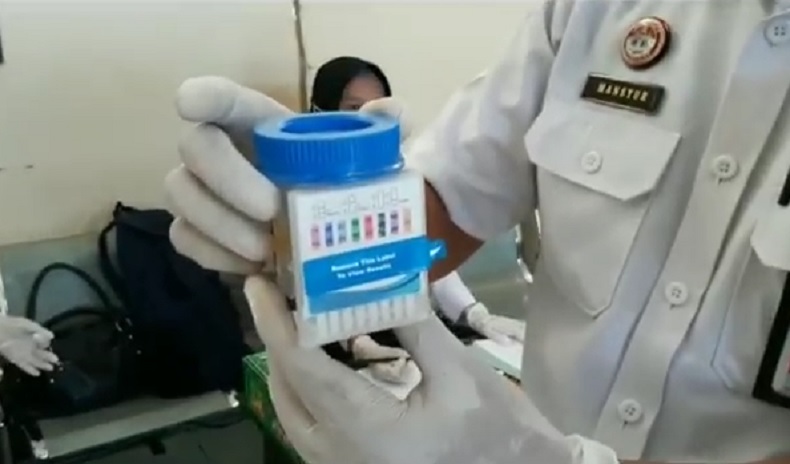 title Napi Kendalikan Narkoba, Petugas Lapas Pontianak Mendadak Tes Urine Napi Kendalikan Narkoba, Petugas Lapas Pontianak Mendadak Tes Urine