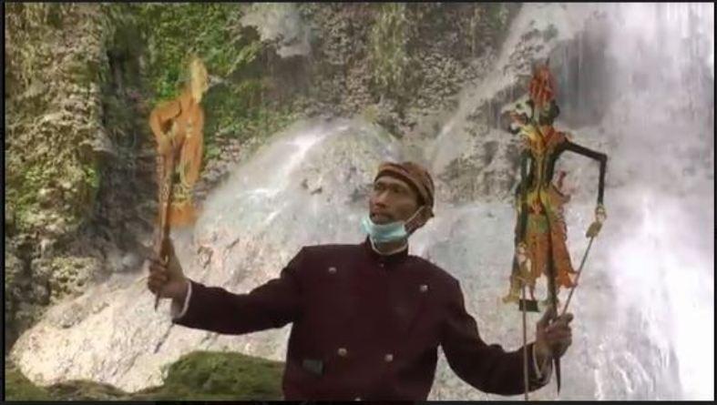 Protes Larangan Pentas, Seniman Grobogan Gelar Wayangan di Atas Bukit  