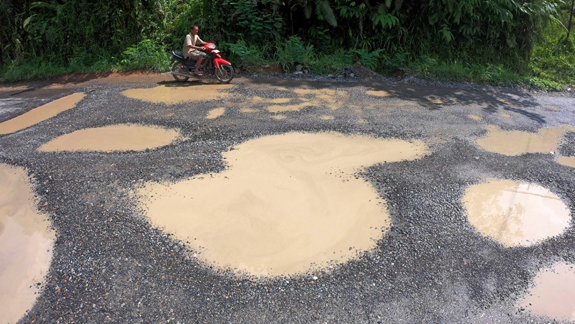 Jalan Lintas Sumatera Rusak dan Berlubang Membahayakan Pengendara  - Bagian 1