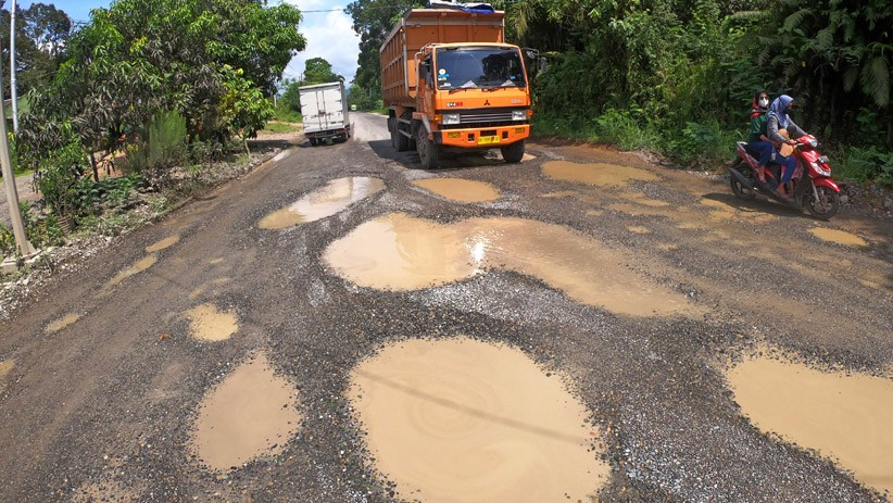 Jalan Lintas Sumatera Rusak dan Berlubang Membahayakan Pengendara  - Bagian 3
