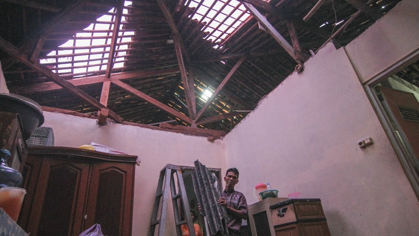 49 Rumah Warga Depok Rusak Diterjang Angin Puting Beliung - Bagian 2