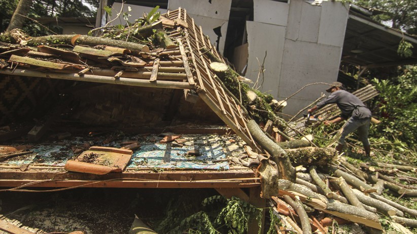49 Rumah Warga Depok Rusak Diterjang Angin Puting Beliung - Bagian 1