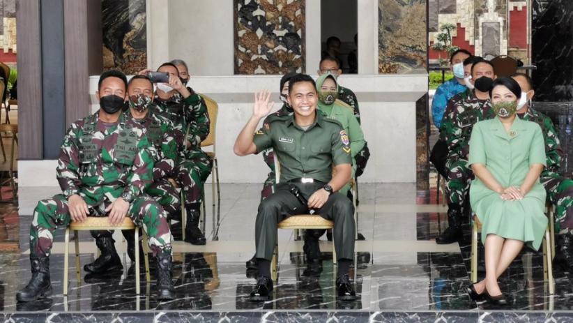 Serda Aprilia Manganang Tampil Gagah Berseragam TNI Didampingi Jenderal Andika - Bagian 1