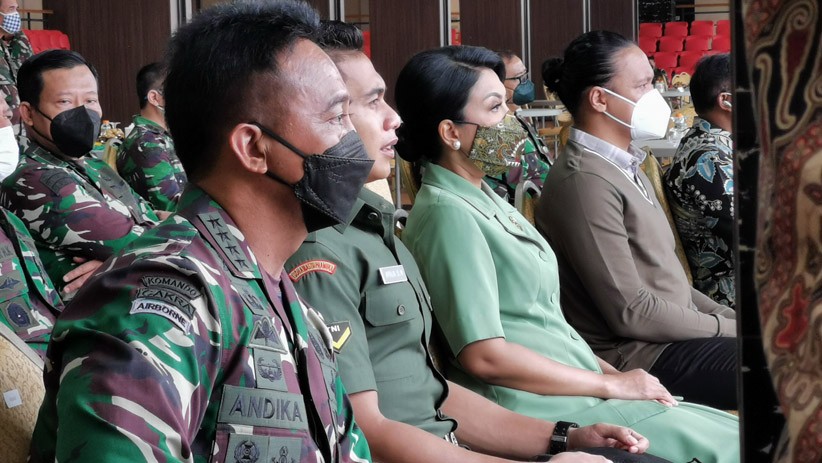 Serda Aprilia Manganang Tampil Gagah Berseragam TNI Didampingi Jenderal Andika - Bagian 4