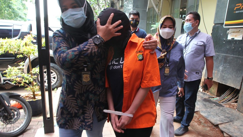 Potret Cynthiara Alona saat Ditahan Polisi karena Terlibat Prostitusi - Bagian 5
