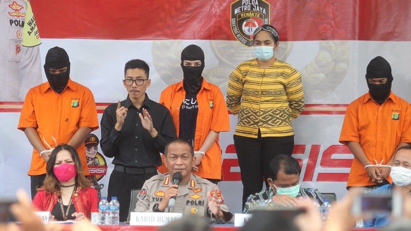 Potret Cynthiara Alona saat Ditahan Polisi karena Terlibat Prostitusi - Bagian 3