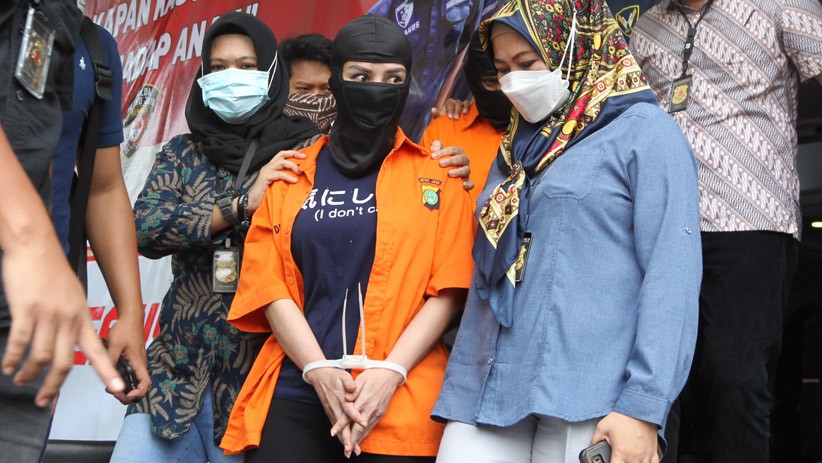 Potret Cynthiara Alona saat Ditahan Polisi karena Terlibat Prostitusi - Bagian 2