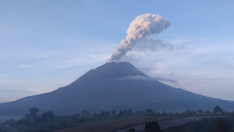 title Erupsi Gunung Sinabung Semburkan Kolom Abu Setinggi 1.000 Meter Erupsi Gunung Sinabung Semburkan Kolom Abu Setinggi 1.000 Meter