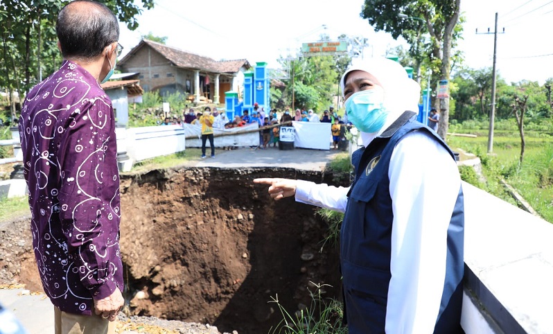 Jembatan di Magetan Ambrol Diterjang Banjir, Khofifah: Perbaikan Selesai 4 Bulan 