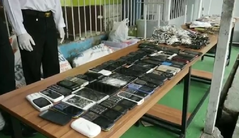 Ratusan Handphone Hasil Razia Lapas dan Rutan di Pontianak Dimusnahkan