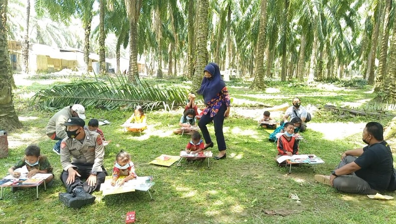 Cegah Buta Huruf, Aparat Polsek Kejuruan Muda Aceh Tamiang Gelar Progam Peduli Anak Pedalaman
