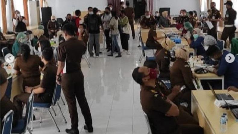 Kejati Maluku Bekerja Sama dengan Dinkes Ambon Gelar Vaksinasi Covid bagi Pegawai