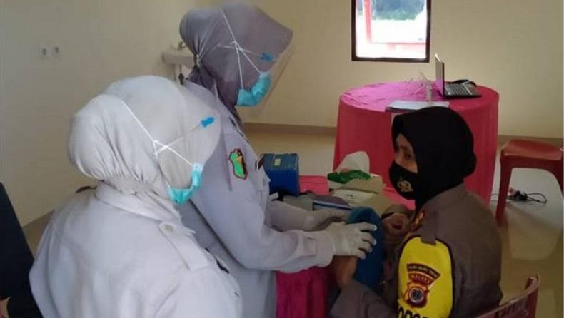 Anggota Polres Malteng Divaksin Covid, Tak Ada Gejala Berat Pascapenyuntikan