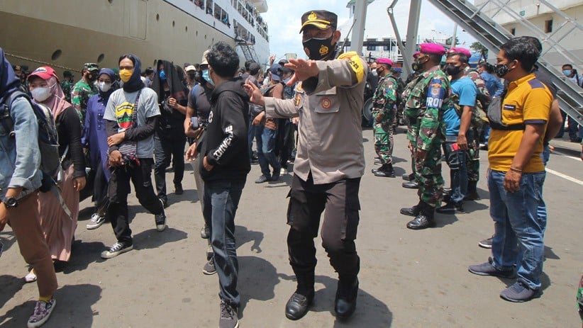 Kedatangan Massa HMI di Surabaya Dijaga Ketat Aparat TNI - Polri - Bagian 2