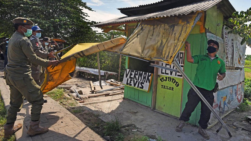 Satpol PP Kota Serang Bongkar Lapak Pedagang Melanggar Protokol Kesehatan - Bagian 1