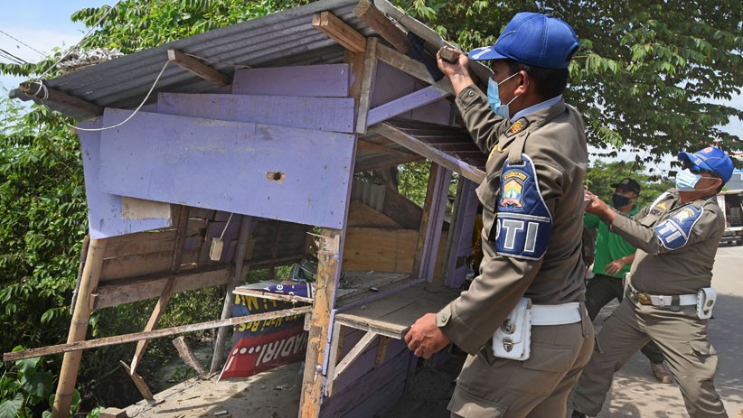 Satpol PP Kota Serang Bongkar Lapak Pedagang Melanggar Protokol Kesehatan - Bagian 2