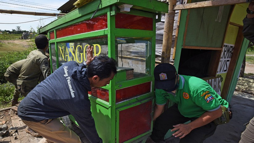 Satpol PP Kota Serang Bongkar Lapak Pedagang Melanggar Protokol Kesehatan - Bagian 3