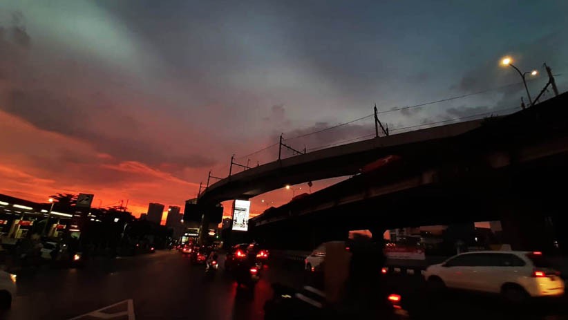 Penampakan Langit Jakarta Indah Berwarna Oranye usai Hujan Reda - Bagian 2