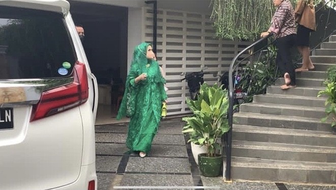 Krisdayanti Tampil Cantik di Pengajian Aurel, Jinjing Tas Seharga Rp190 Juta