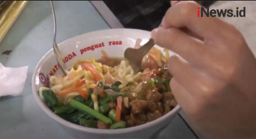 Video Mencicipi Sensasi Unik Mi Ayam Rujak di Bantul