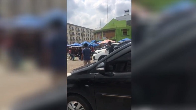 title Rebutan Lahan Parkir, 2 Kelompok Pemuda Terlibat Bentrok di Medan Rebutan Lahan Parkir, 2 Kelompok Pemuda Terlibat Bentrok di Medan