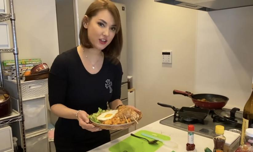 Suka Makanan Indonesia, Maria Ozawa Sering Bikin Sate di Rumah