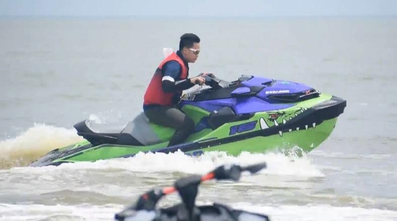  Intip Aksi Bupati Dico M Ganinduto Bermain Jet Ski di Pantai Indah Kemangi Kendal