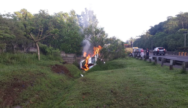 Viral di Medsos, Ferrari Putih Terbakar Hebat di Tol Cipularang
