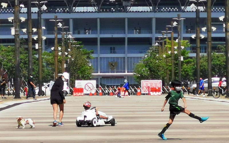 Kembali Dibuka, Warga Antusias Berolahraga di Kawasan Gelora Bung Karno - Bagian 2