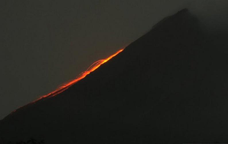 title Gunung Merapi Semburkan Awan Panas Sejauh 1,5 Km Gunung Merapi Semburkan Awan Panas Sejauh 1,5 Km