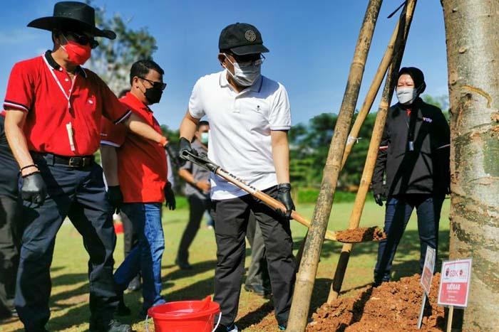  PDIP Tanam 24 Jenis Pohon di Kawasan Gelora Bung Karno - Bagian 2