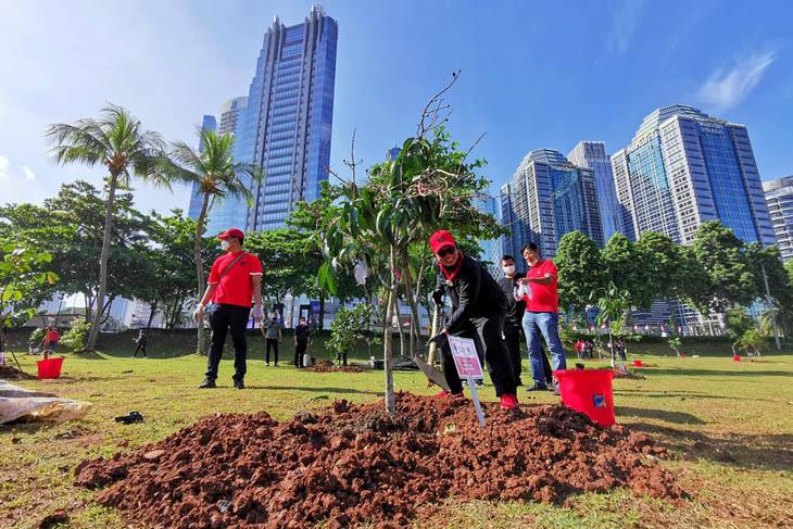  PDIP Tanam 24 Jenis Pohon di Kawasan Gelora Bung Karno - Bagian 3