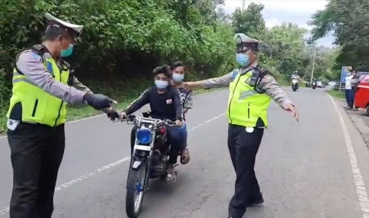 Razia Knalpot Brong di Trawas, Polres Mojokerto Sita 50 Unit Motor 