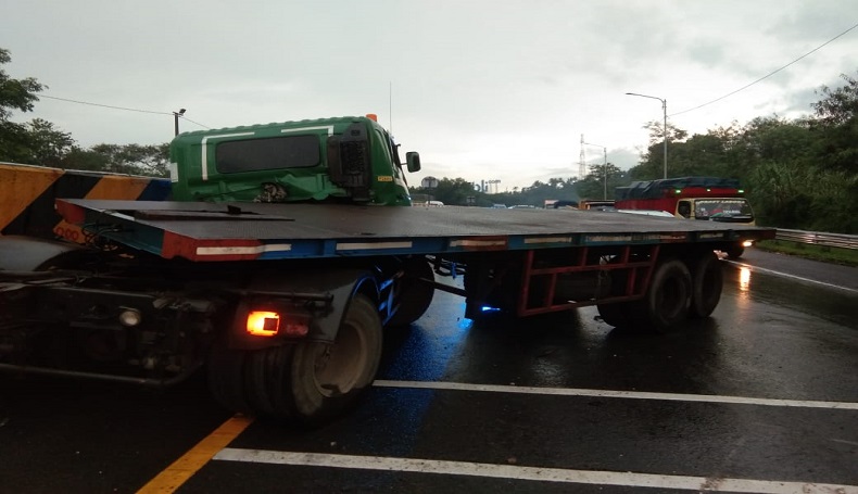 title Melaju di Turunan Tol Cipularang Purwakarta, Trailer Balik Arah dan Melintang Melaju di Turunan Tol Cipularang Purwakarta, Trailer Balik Arah dan Melintang