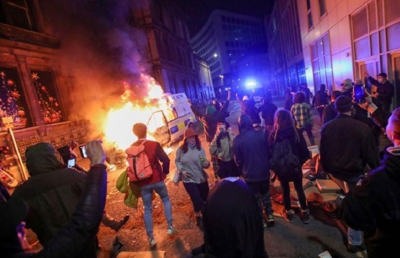 Unjuk Rasa Berujung Rusuh di Inggris, 2 Aparat Terluka dan Mobil Polisi Dibakar
