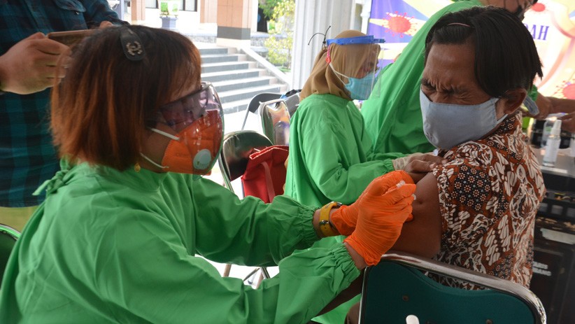 Ribuan Tokoh Agama dan Warga Jombang Disuntik Vaksin Covid-19 AstraZeneca - Bagian 1